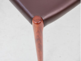 Suite de 12 chaises scandinaves en palissandre de Rio modèle 82