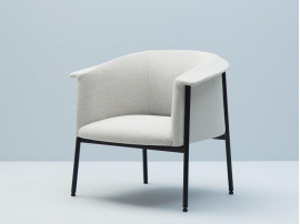 Fauteuil scandinave modèle Kavai. Piètement en métal. 