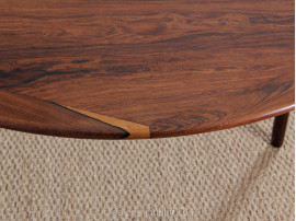 Extending round dining table in rosewood, 4 to 6 seats