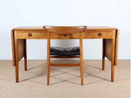 Bureau scandinave en chêne. Modèle AT 305.(1955)