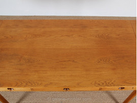 Bureau scandinave en chêne. Modèle AT 305.(1955)