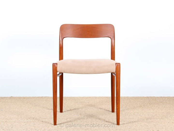 Suite de 6 chaises scandinaves en teck modèle 75 (1954)