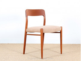 Suite de 6 chaises scandinaves en teck modèle 75 (1954)