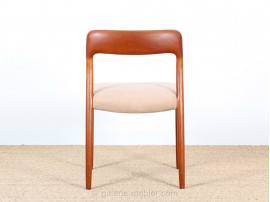 Suite de 6 chaises scandinaves en teck modèle 75 (1954)
