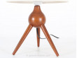  petite lampe scandinave à poser pied tripode en teck design Severin Hansen