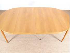 Mid-Century  modern  round dining table in oak by Erik Riisager-Hansen 4/10 seats.