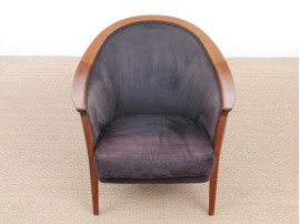 Paire de fauteuils scandinaves en noyer et alcantara