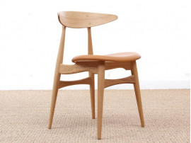 Chaise scandinave modèle CH 33 assise rembourrée. Edition neuve. 