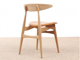 Chaise scandinave modèle CH 33 assise rembourrée. Edition neuve. 