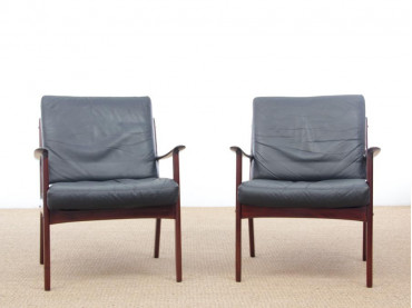 Mid-Century Modern Danish pair of  lounge chairs in mahogany model PJ 112 by Ole Wanscher