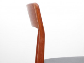 Mid-Century  modern scandinavian set of 8 rosewood chairs model 26 by Henning Kjærnulf.
