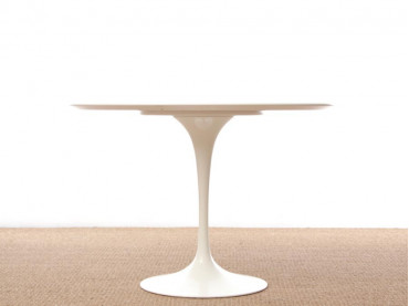 Mid-Century  modern Saarinen white table. 4/6 seats
