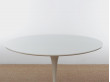 Mid-Century  modern Saarinen white table. 4/6 seats
