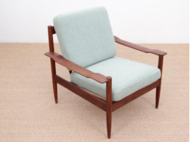 Mid-Century  modern scandinavian pair of lounge chairs in teak