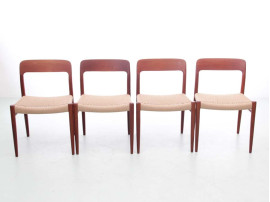 Suite de 4 chaises scandinaves en teck modèle 75