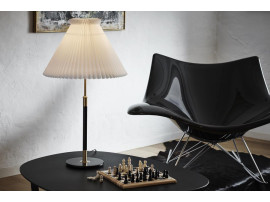 Lampe de table scandinave modèle 352 édition neuve